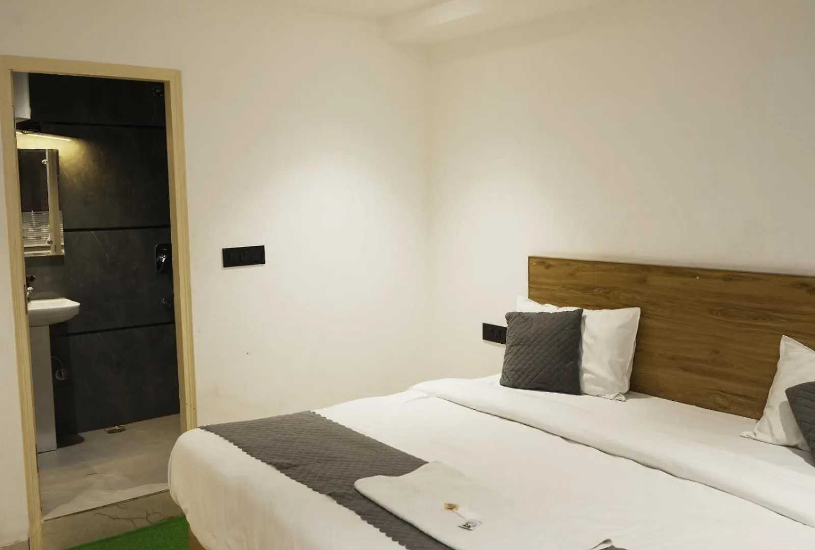 Hotel Star City Delhi -Free Airport Pickup New Delhi 4*,